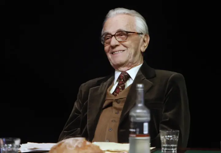 Uśmiechnięty Andrzej Łapicki w eleganckim garniturze, wspominający swoje filmy.