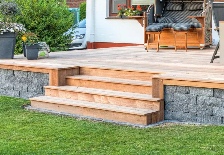 Eine schöne Holztreppe mit 2 Stufen, die man leicht selber bauen kann, führt zur Terrasse.