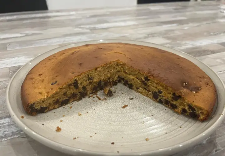 Gâteau chocolat compote, moelleux et parsemé de pépites, prêt à être dégusté.
