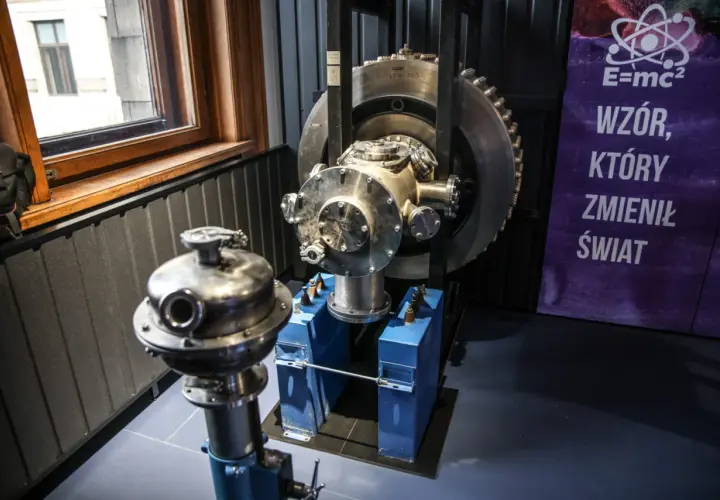 E=mc² co to za wzór? W muzeum nauki, obok tajemniczego urządzenia, wisi tablica z tym słynnym równaniem Einsteina.
