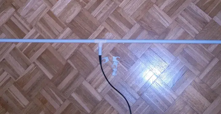 Prosta antena do radia FM z rurki PCV i kabla. Dowiedz się, jak zrobić antenę do radia FM, która poprawi odbiór.