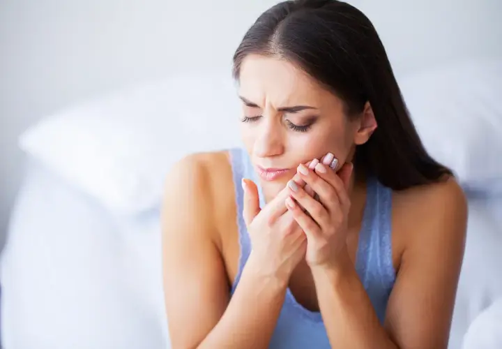 Ból dziąseł pod protezą: Domowe sposoby, apteka i kiedy do dentysty