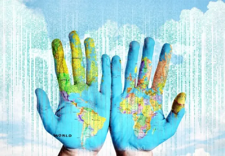 Hände mit Weltkarte, die die globale Verantwortung und die katholische Soziallehre symbolisieren.