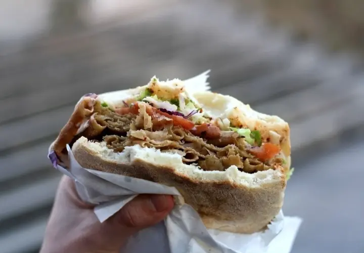 Pyszny kebab z soczystym mięsem, warzywami i chrupiącą surówką z czerwonej kapusty. Idealny na szybki posiłek.