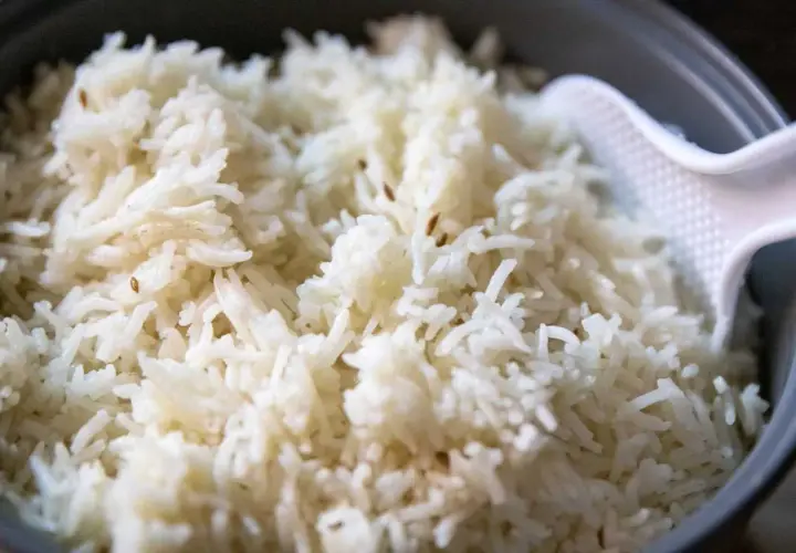 Riso basmati cotto a puntino, pronto per essere servito. Ecco come cuocere il riso per un risultato perfetto.