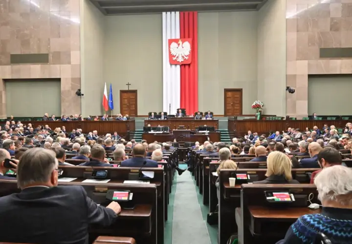 Posłowie w Sejmie. Kto stoi za nowym systemem rozliczania kilometrówek dla posłów KO od stycznia 2026?