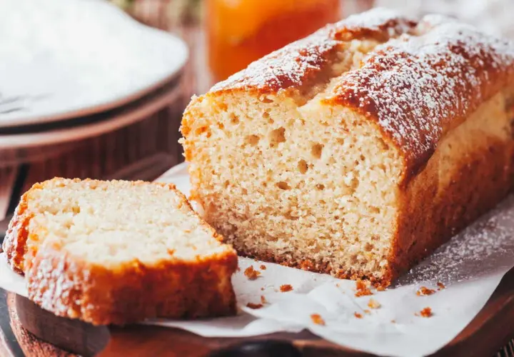 Un délicieux cake, saupoudré de sucre glace, prêt à être dégusté. Le temps de cuisson cake four chaleur tournante est parfait pour cette texture moelleuse.