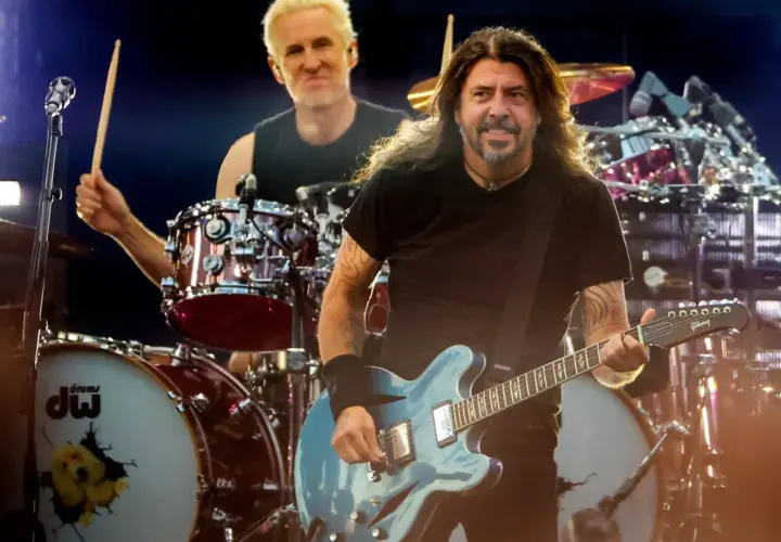 Perkusista Foo Fighters, Taylor Hawkins, w akcji. Dave Grohl gra na gitarze w tle.