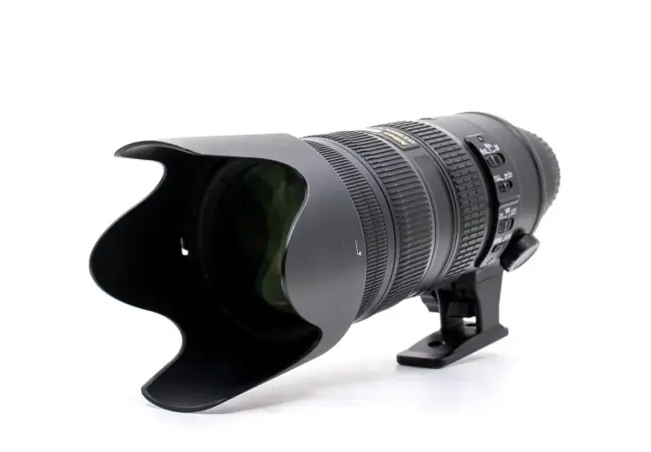 Obiektyw Nikon z osłoną przeciwsłoneczną. Zastanawiasz się, af-s co to znaczy? To skrót od "Auto Focus Silent", czyli cichy autofokus.