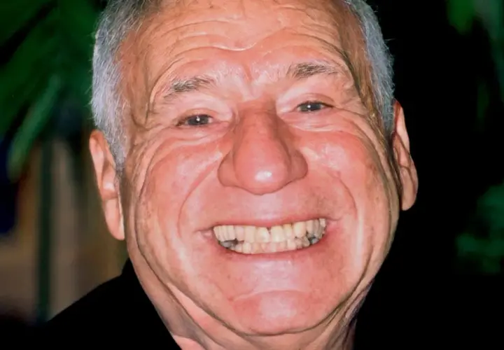 Uśmiechnięty Mel Brooks, legenda komedii, twórca niezapomnianych mel brooks filmów.
