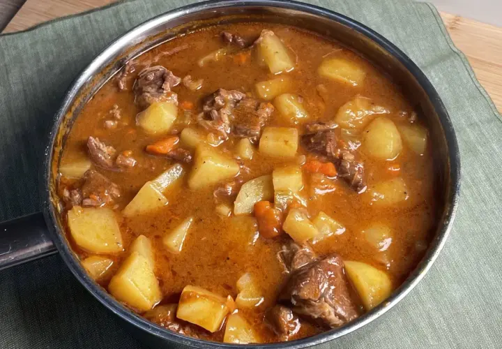 Spezzatino con patate ricetta della nonna: succulento spezzatino di manzo e patate in un ricco sugo, pronto per essere gustato.
