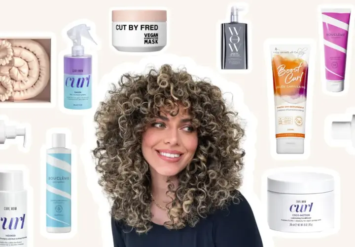 Une femme aux cheveux bouclés souriante, entourée de produits capillaires. Trouvez votre **boucle musique gratuite** avec ces soins pour cheveux.