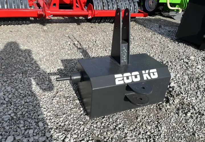 Czarny obciążnik do ciągnika o wadze 200 kg z zaczepami.