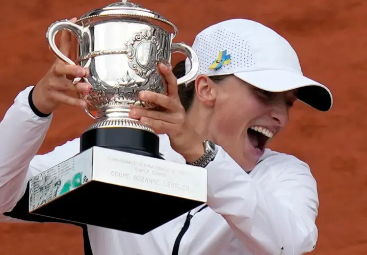 Szczęśliwa zwyciężczyni Roland Garros z pucharem Suzanne Lenglen.