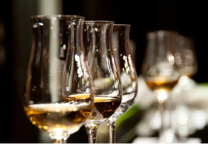 Verres de dégustation remplis de différents types de whisky, prêts pour une exploration des saveurs.
