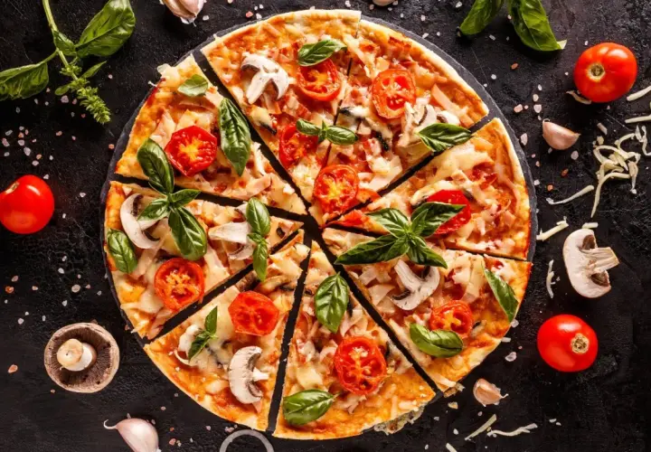 Pizza con champiñones, tomates y albahaca. ¿Qué significa dop? ¡Una delicia!