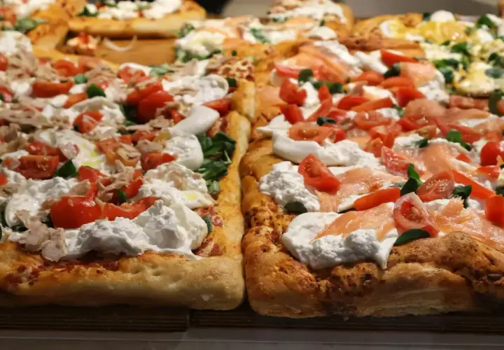 Pyszne, prostokątne pizze z burratą, pomidorkami i łososiem lub tuńczykiem. Proste ciasto na pizzę zawsze wychodzi!
