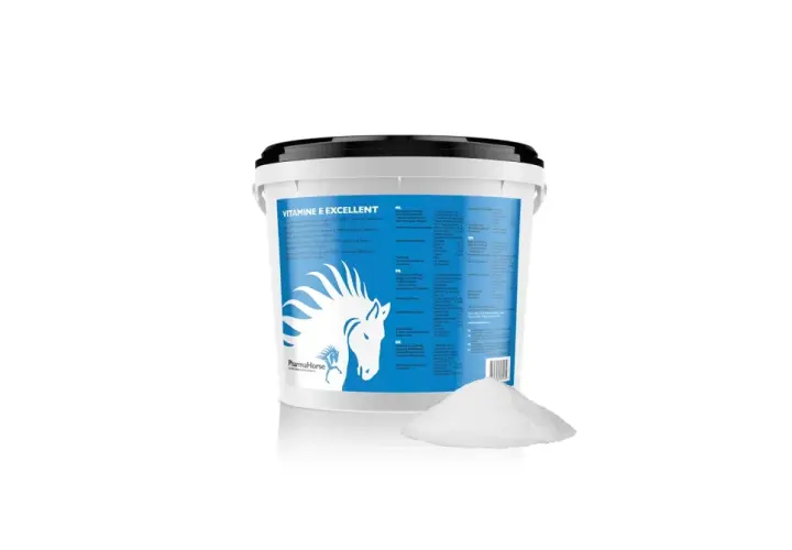 Seau de vitamine E excellent pour chevaux, contenant vitamine e selenium, avec une poudre blanche à côté.