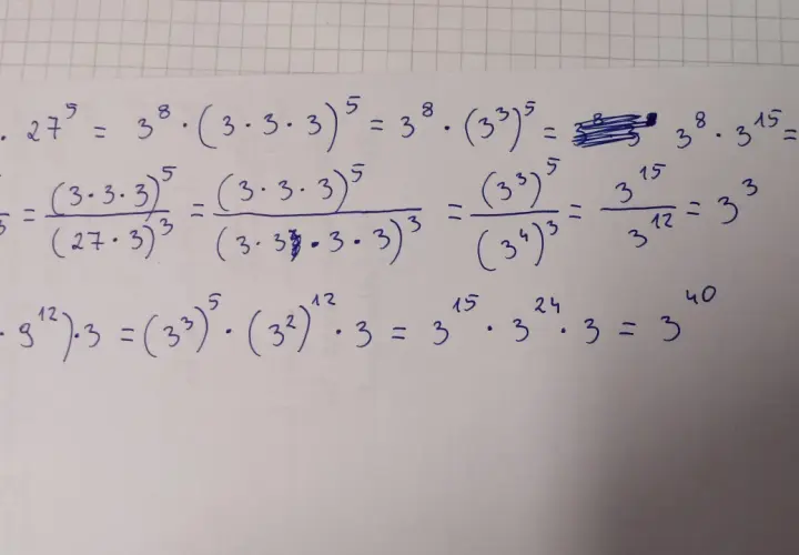 Matematyczne obliczenia pokazujące, jak zapisać w postaci jednej potęgi wyrażenia z potęgami i mnożeniem.