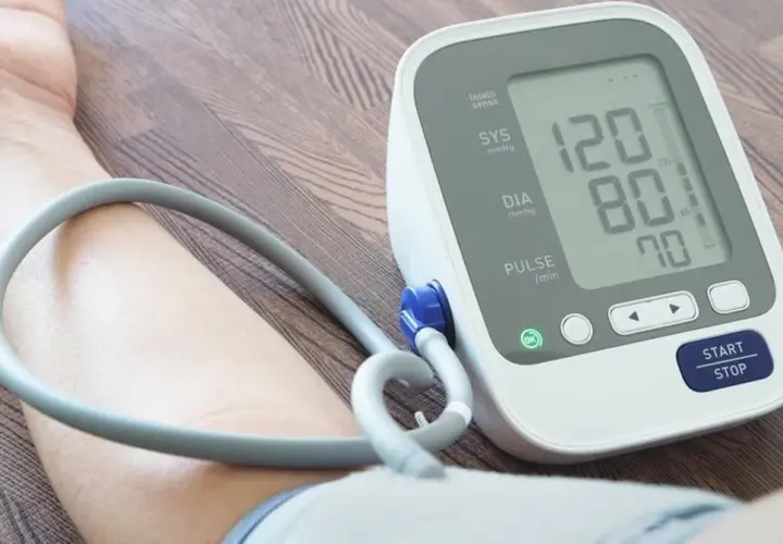 Pomiar ciśnienia krwi: 120/80, puls 70. Gdy masz wysokie ciśnienie, co robić? Skonsultuj się z lekarzem.