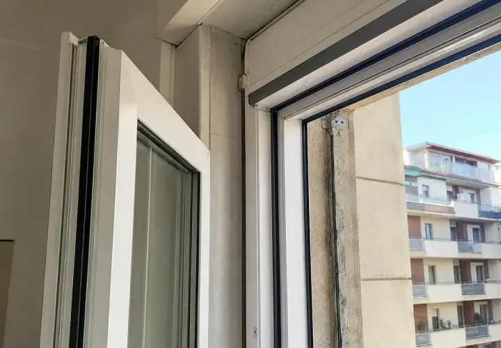Dettaglio di una finestra con vetro acustico 60 dB, che garantisce silenzio e comfort.