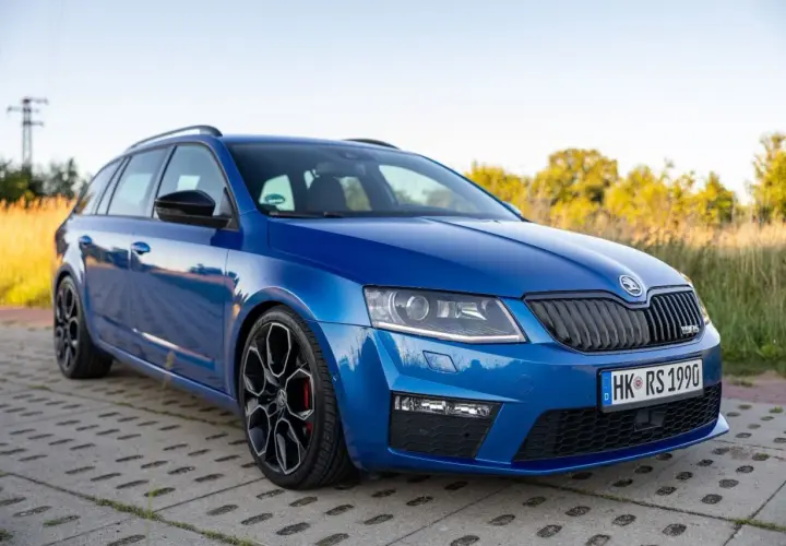 Niebieska Skoda Octavia RS, sportowa wersja kombi. Vrs co to za marka? To Skoda, znana z praktycznych i dynamicznych aut.