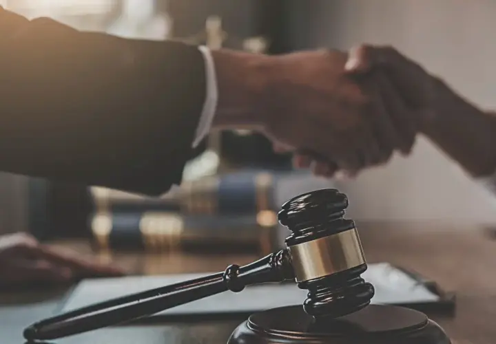 Sądowy młotek i uścisk dłoni symbolizują zakończenie sprawy. Libor co to? To może być początek nowego rozdziału.