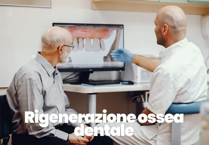 Dentista mostra a paziente un modello 3D di denti e mascella, spiegando la rigenerazione ossea dentale.
