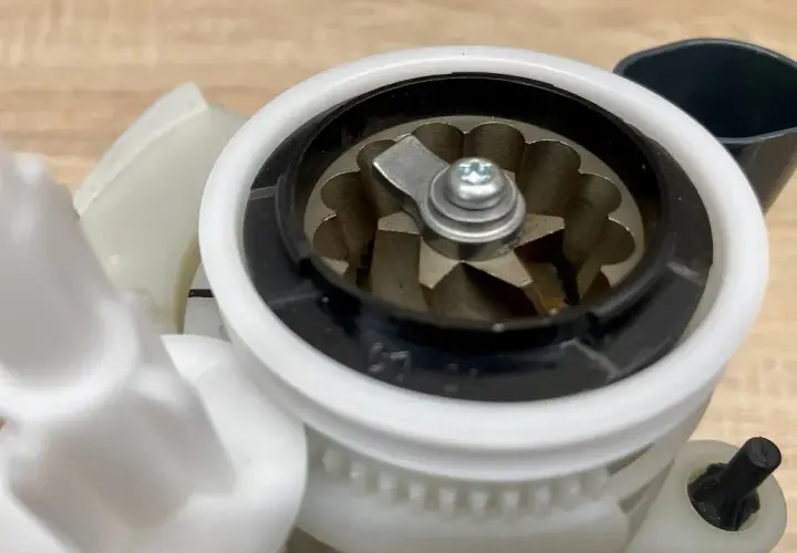 Jak wyczyścić młynek do kawy w ekspresie DeLonghi i uniknąć problemów