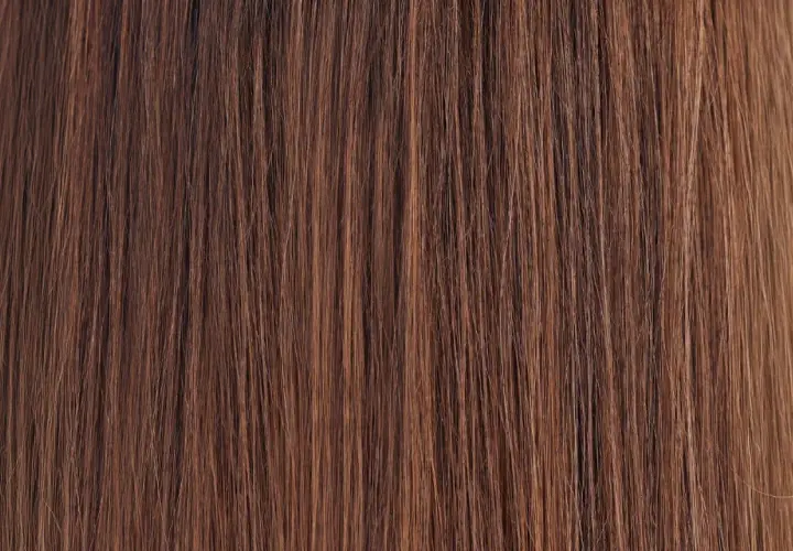 Cabello castaño con textura, ideal para aprender como reparar puntas abiertas y lucir una melena saludable.