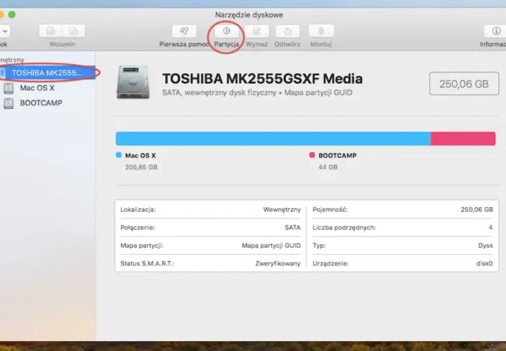 Narzędzie dyskowe na Macu pokazuje partycje dysku Toshiba, w tym Mac OS X i Bootcamp. Dysk jest sformatowany w systemie exFAT.