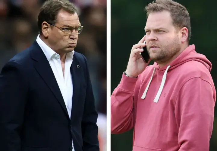 Jan Urban i jego syn, jeden w garniturze, drugi w bluzie, rozmawiają przez telefon.