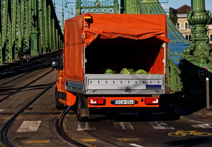 Ile płaci spedycja za km busem? Realne stawki i zyski 3.5t