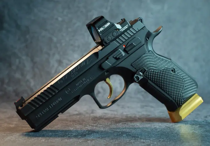 Czarny pistolet CZ Shadow 2 Special Edition z celownikiem Holosun i złotym przedłużeniem magazynka. Ten pistolet sygnałowy to marzenie kolekcjonera.