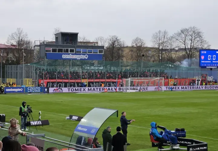 Mecz Raków Częstochowa – Widzew Łódź, wynik 0:0. Na boisku widać zawodników, kamery i trybuny pełne kibiców.