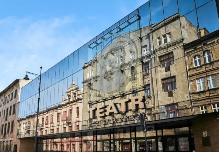 Teatr Jaracza w Łodzi, z nowoczesną szklaną fasadą odbijającą zabytkową architekturę. Sprawdź repertuar!