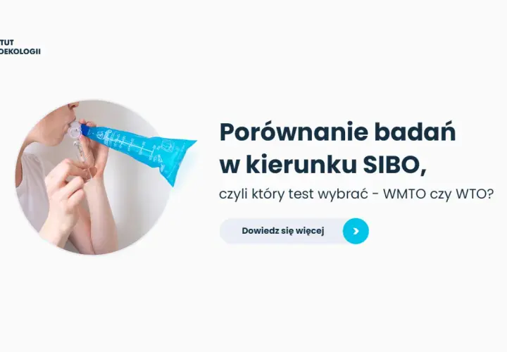 Jak zdiagnozować SIBO? Porównanie badań WMTO i WTO. Kobieta dmucha w niebieski woreczek testowy.