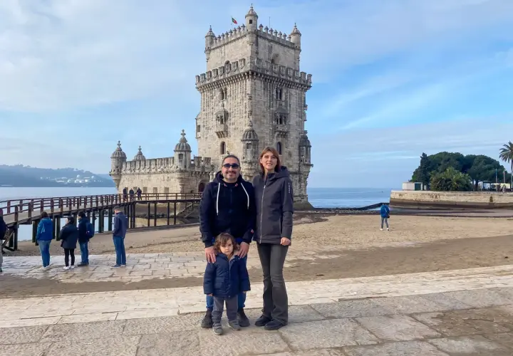 Famiglia felice a Lisbona con i bambini, davanti alla Torre di Belém. Un ricordo indimenticabile di questa bellissima città.