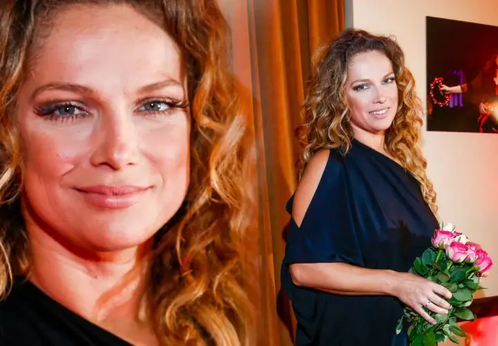 Joanna Liszowska schudła, prezentując się w czarnej, asymetrycznej sukience z bukietem róż. Jej kręcone włosy i promienny uśmiech dodają jej uroku.