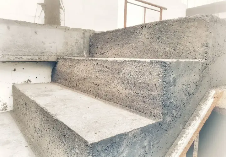 Szalunek pod wylewkę schodów betonowych. Widoczne stopnie i boki schodów, gotowe do wylania betonu.