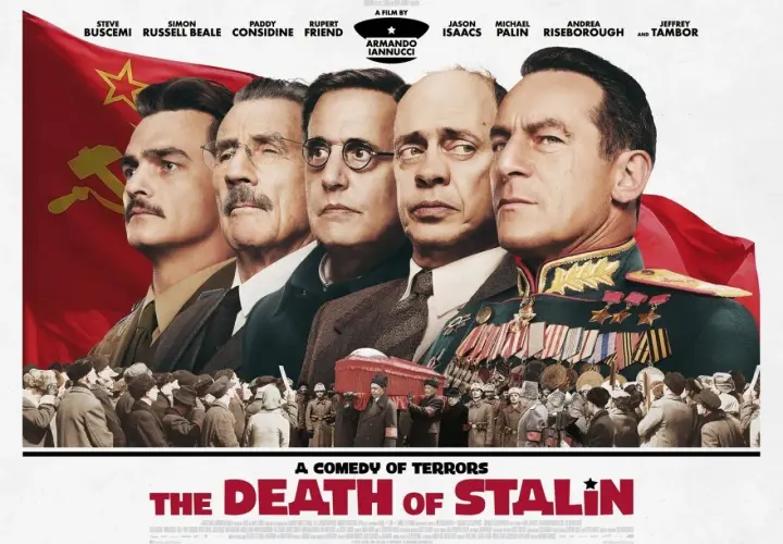 Plakat filmu "Śmierć Stalina" z aktorami w rolach przywódców ZSRR i żałobnikami.