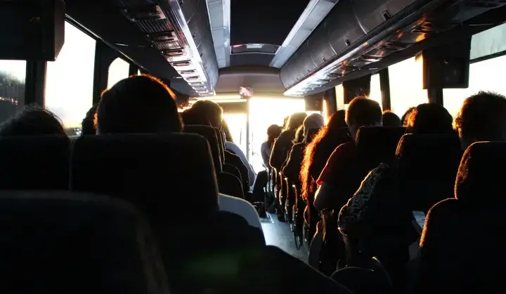 Jak dojechać z Nicei do Antibes - szybkie i tanie opcje transportu