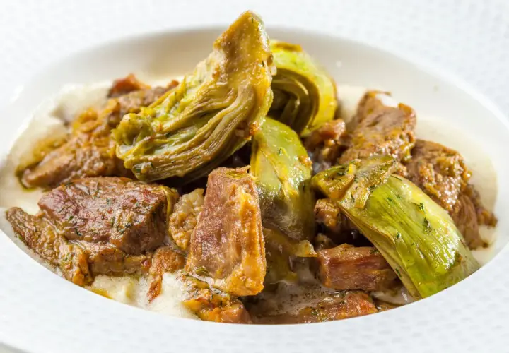 Un saporito agnello con carciofi in umido, un piatto tradizionale che profuma di casa.