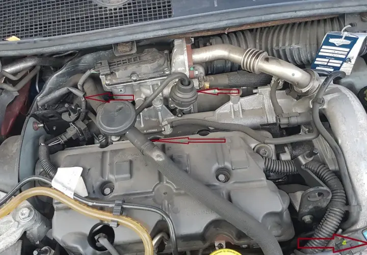 Silnik Renault z zaznaczonymi elementami, potencjalnie związanymi z błędem dtc p0235.