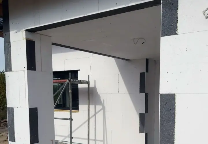 Budowa domu z wykorzystaniem styropianu jako materiału izolacyjnego. Elewacja z kamienia na styropianie będzie stanowiła estetyczne wykończenie.
