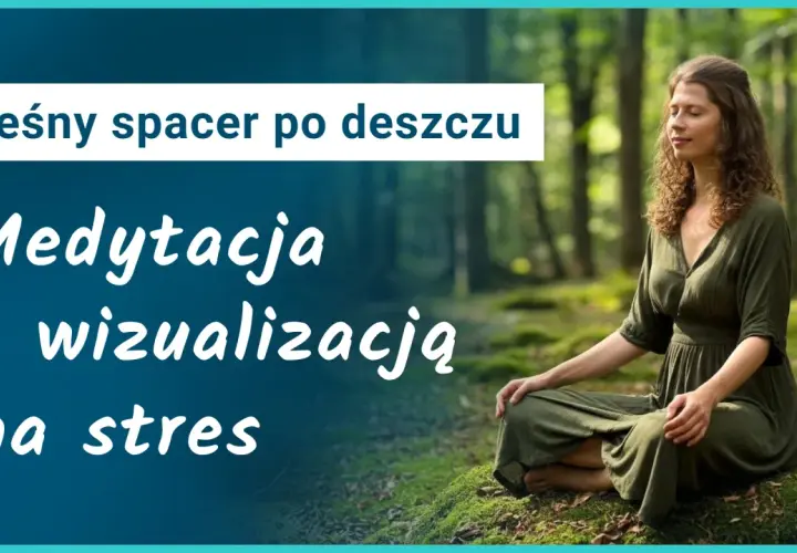 Kobieta medytuje w lesie po deszczu. To, co dała mi medytacja, to spokój i ukojenie.