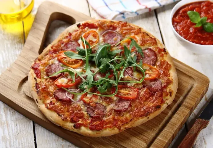 Idealna domowa pizza: przepis krok po kroku na ciasto i pieczenie