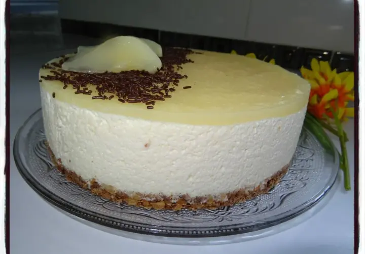 Délicieux bavarois poire, léger et aérien, sur une fine couche de biscuit croustillant, décoré de vermicelles au chocolat et de poires pochées.