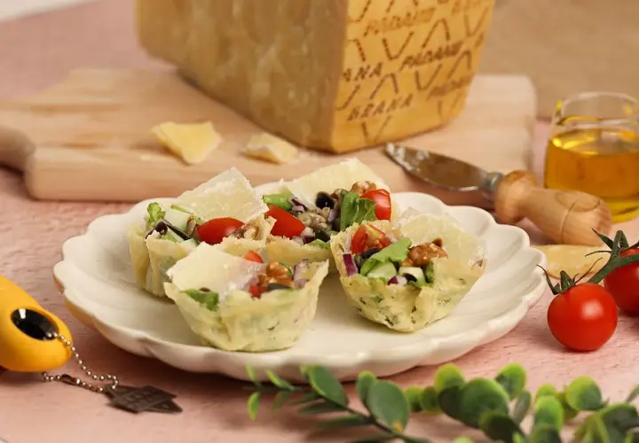 Cestas crujientes de queso **Grana Padano DOP** rellenas de ensalada fresca, tomates y nueces.