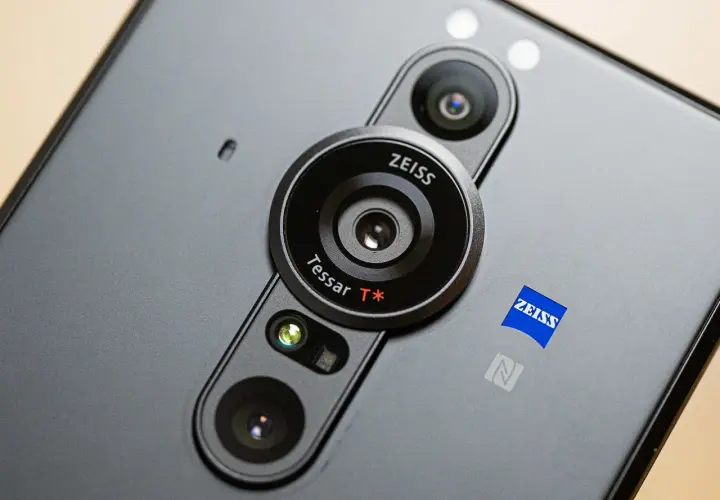 Tył telefonu Xperia 1 Pro z modułem aparatów Zeiss Tessar T*.
